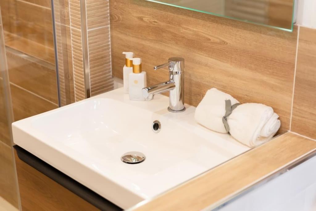 Suite Love Jacuzzi Montévrain Buitenkant foto