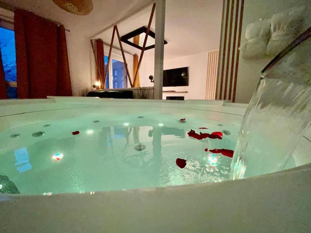 Suite Love Jacuzzi Montévrain Buitenkant foto